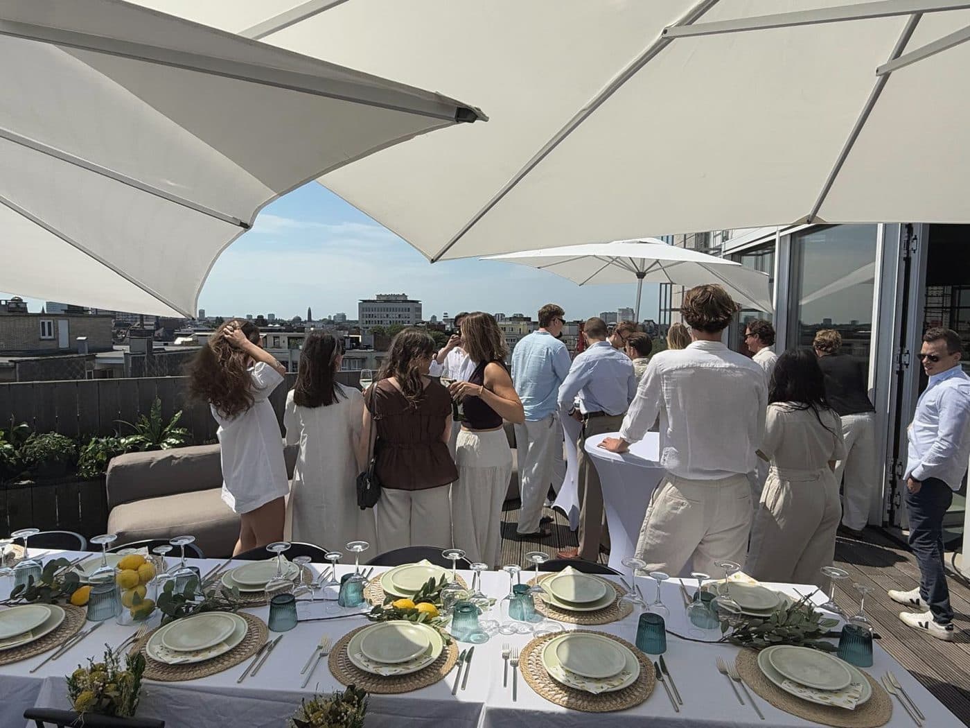 Fête d’été sur le toit-⁠terrasse, avec une longue table dressée