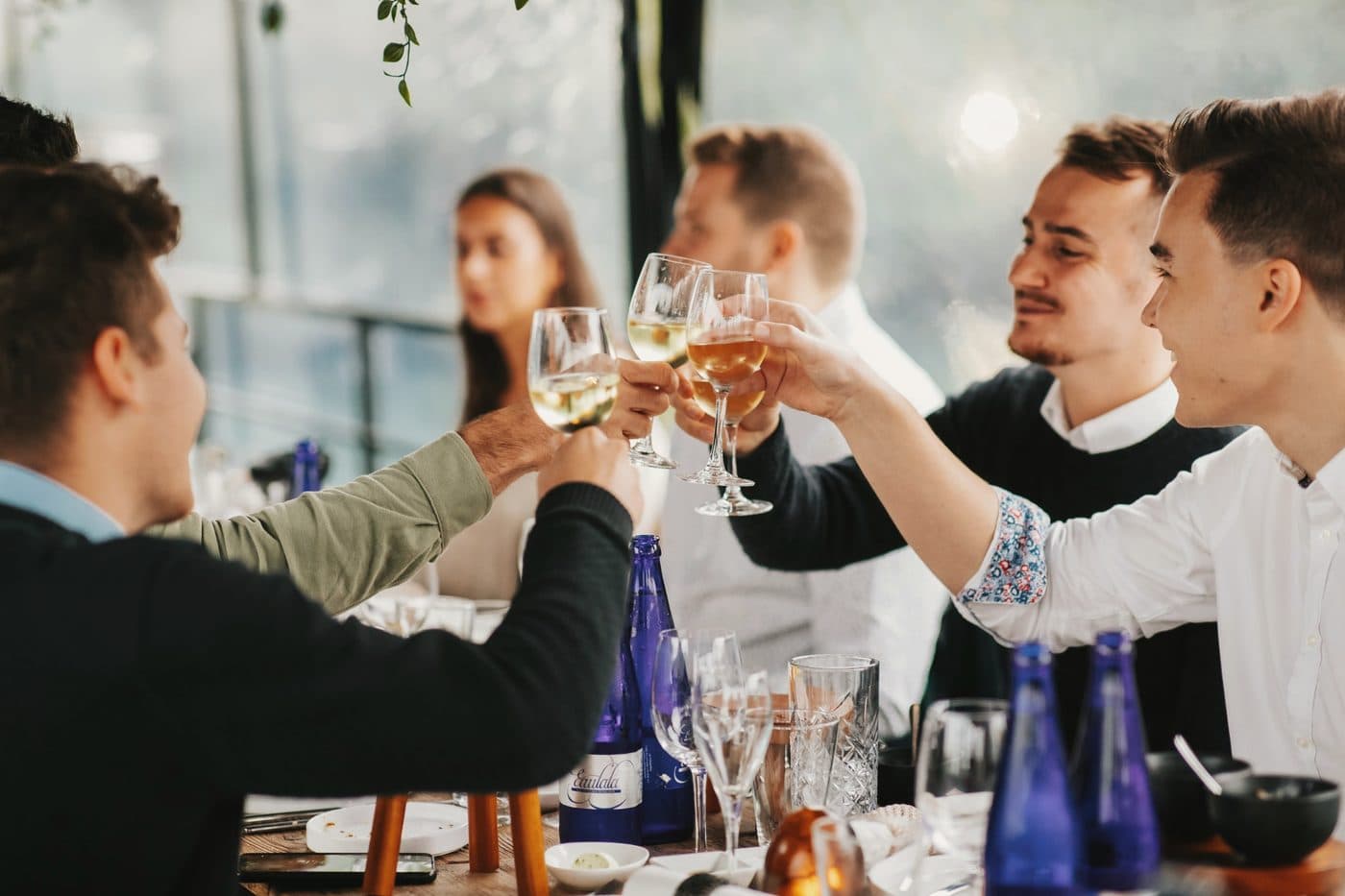 Des collègues trinquent à table pendant un dîner