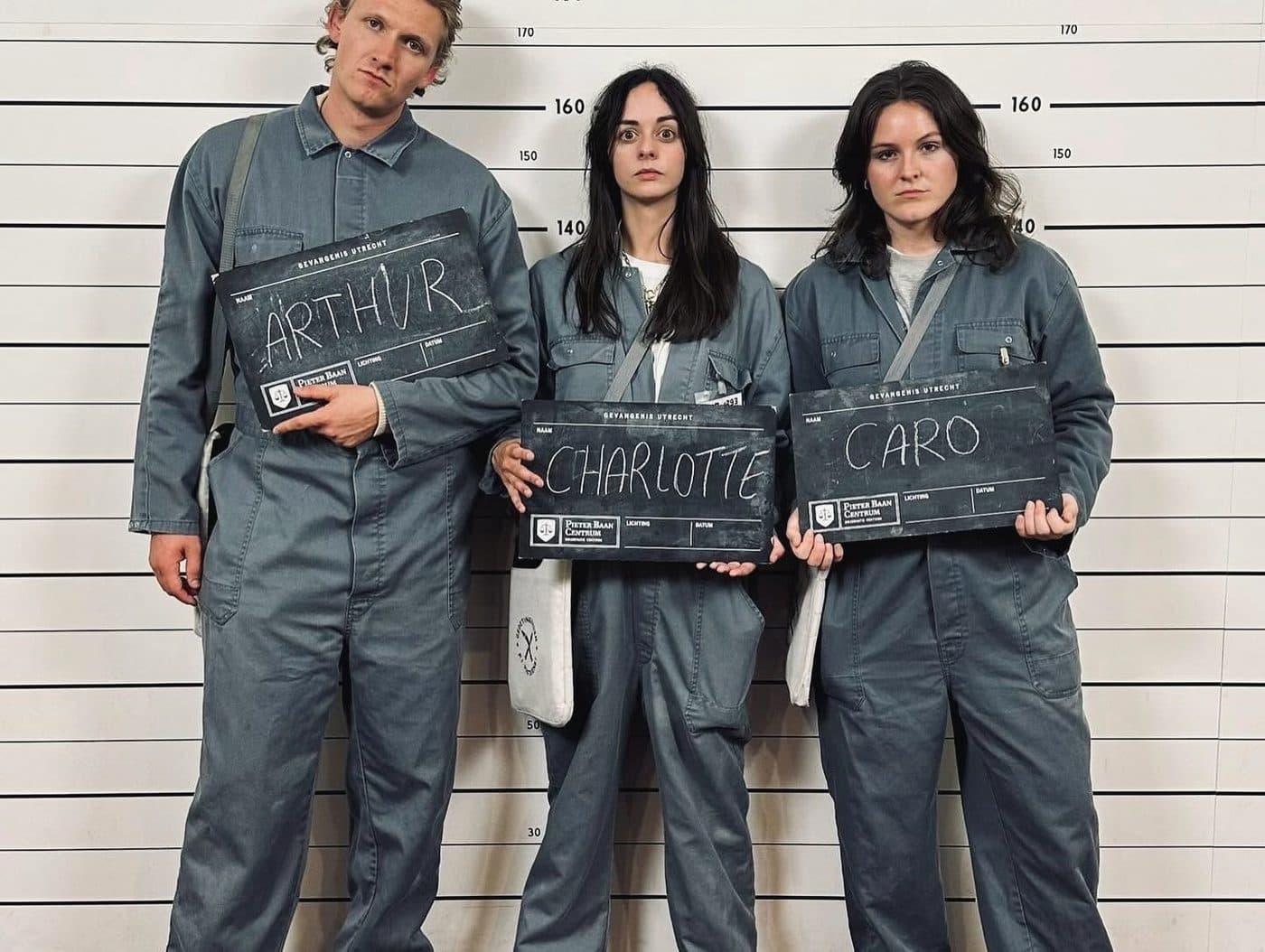 Trois collègues en combinaison de prisonnier pendant un escape game