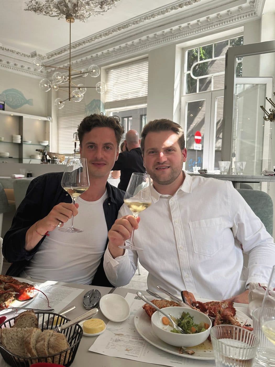 Deux collègues trinquent lors d’un dîner de homard