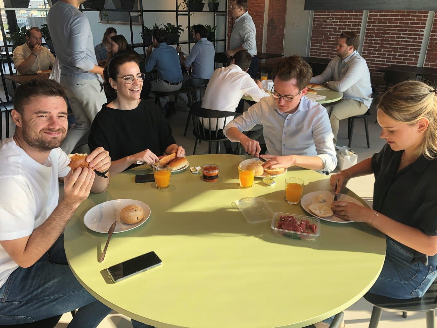 Des collègues lunchent ensemble autour d’une table ronde