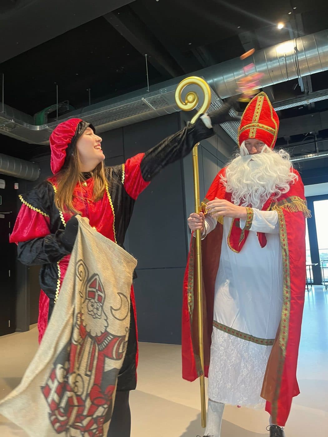 Saint-⁠Nicolas et son Père Fouettard en visite au bureau