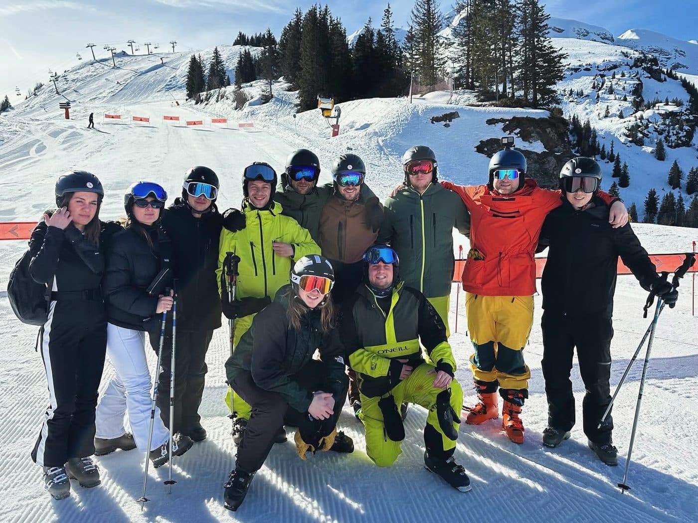 Un groupe de collègues en tenue de ski sur la piste
