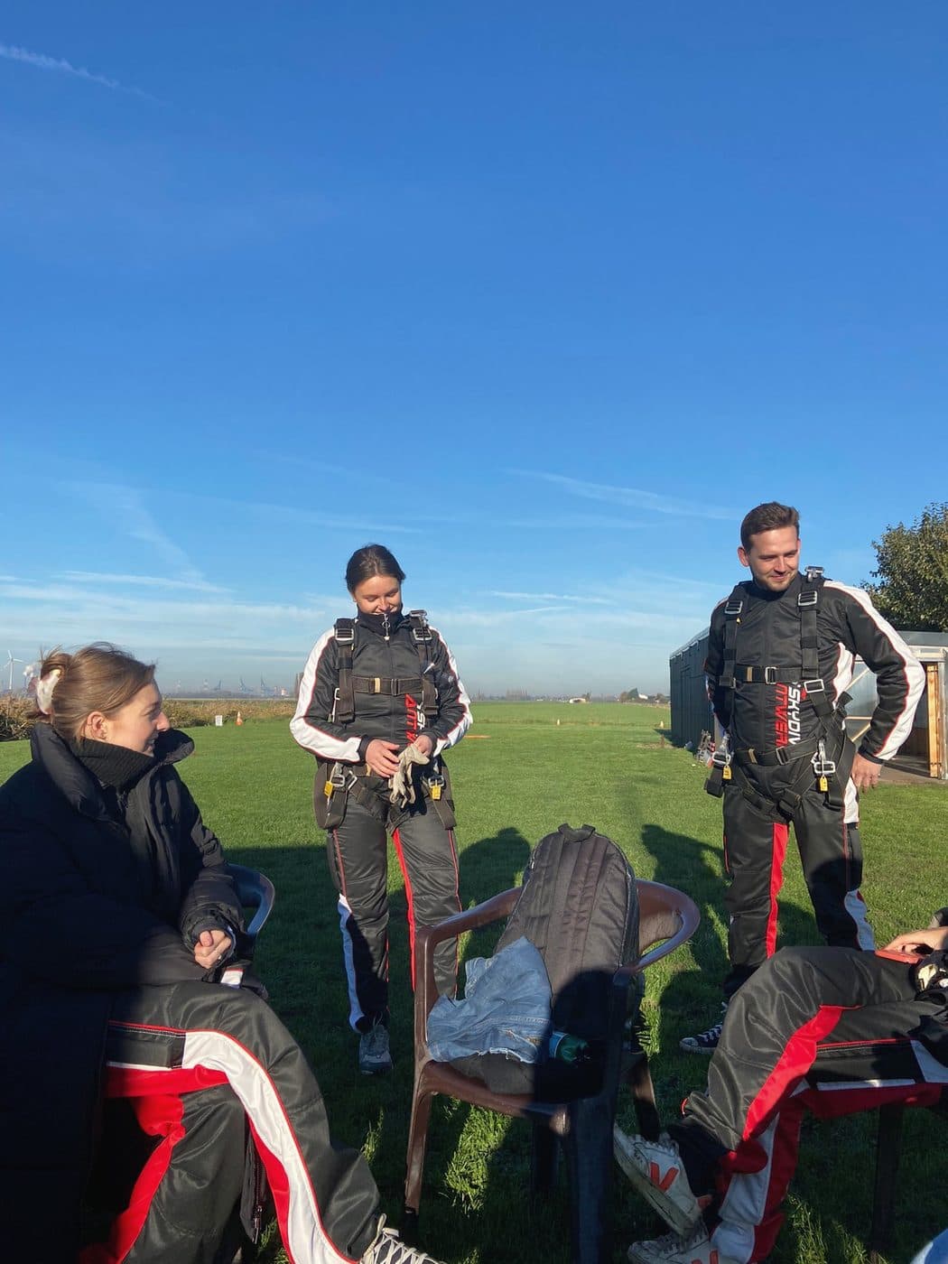 Des collègues en combinaison de parachutisme, prêts à sauter