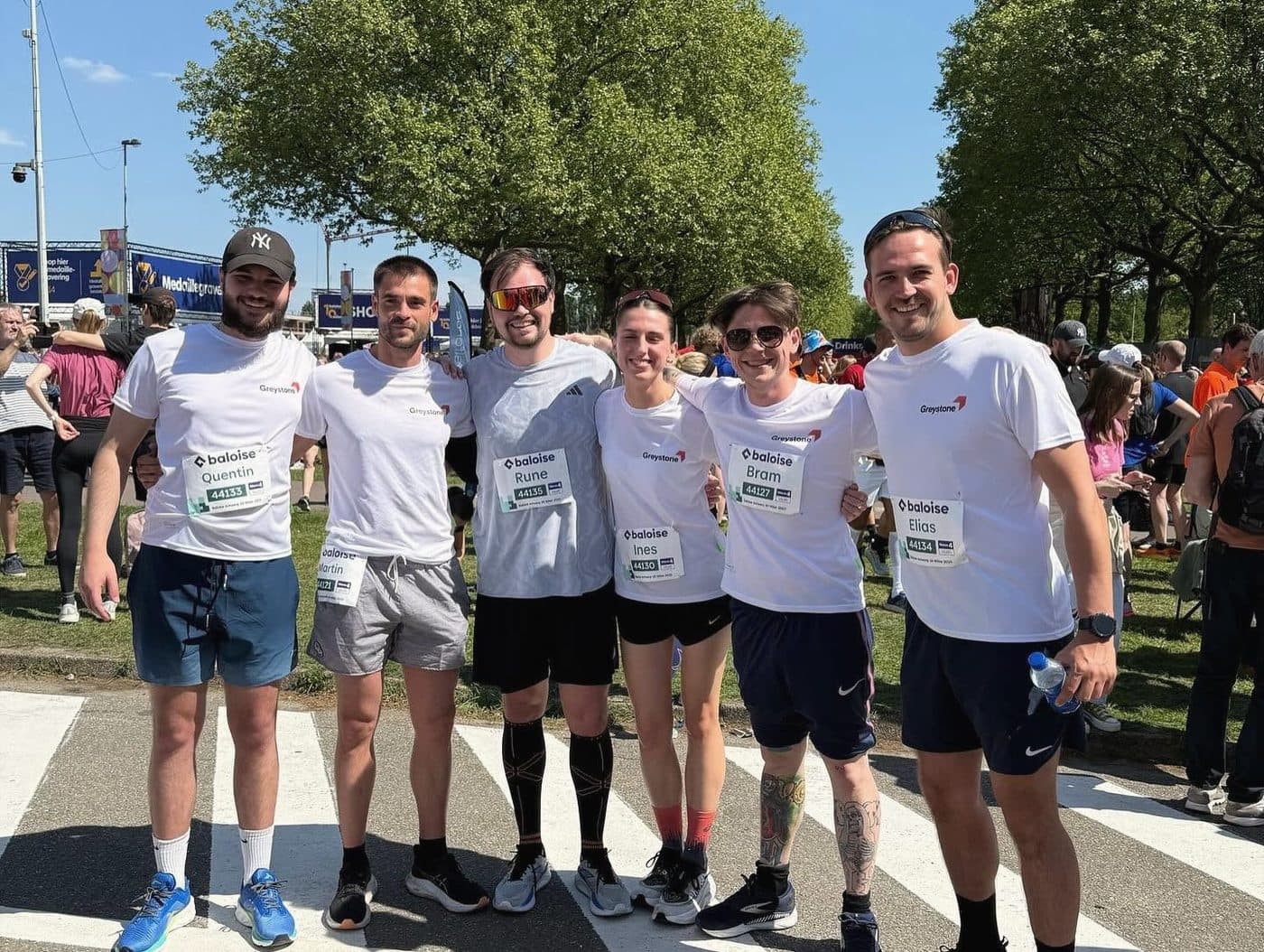 Zes collega's in Greystone-shirts na de 10 Miles in Antwerpen
