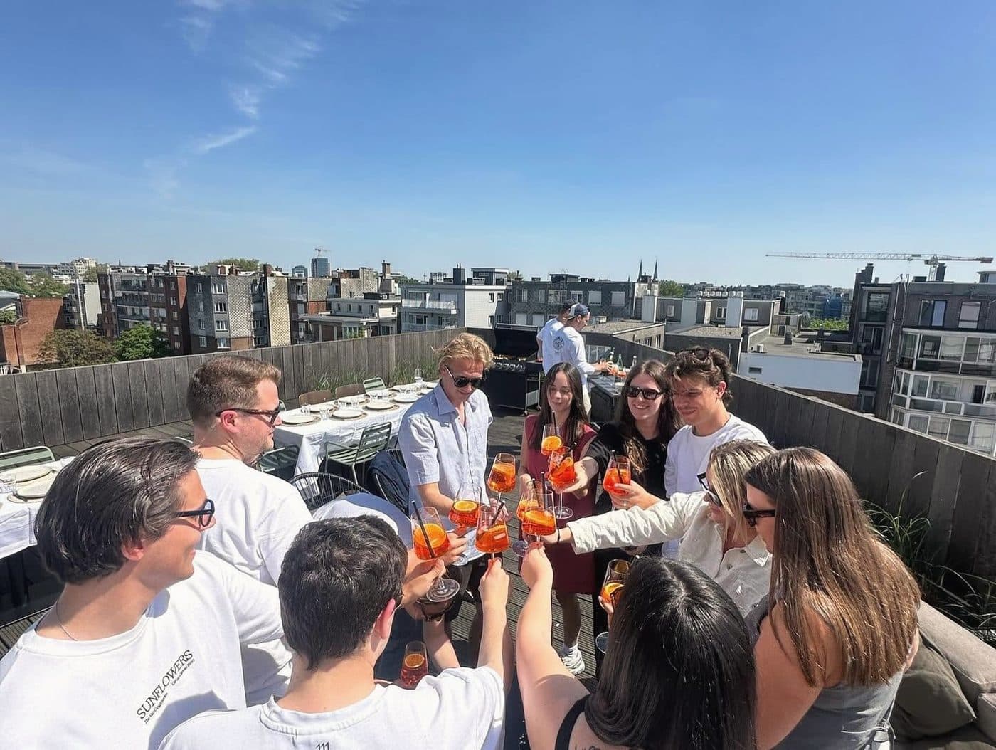 Collega's klinken op het dakterras