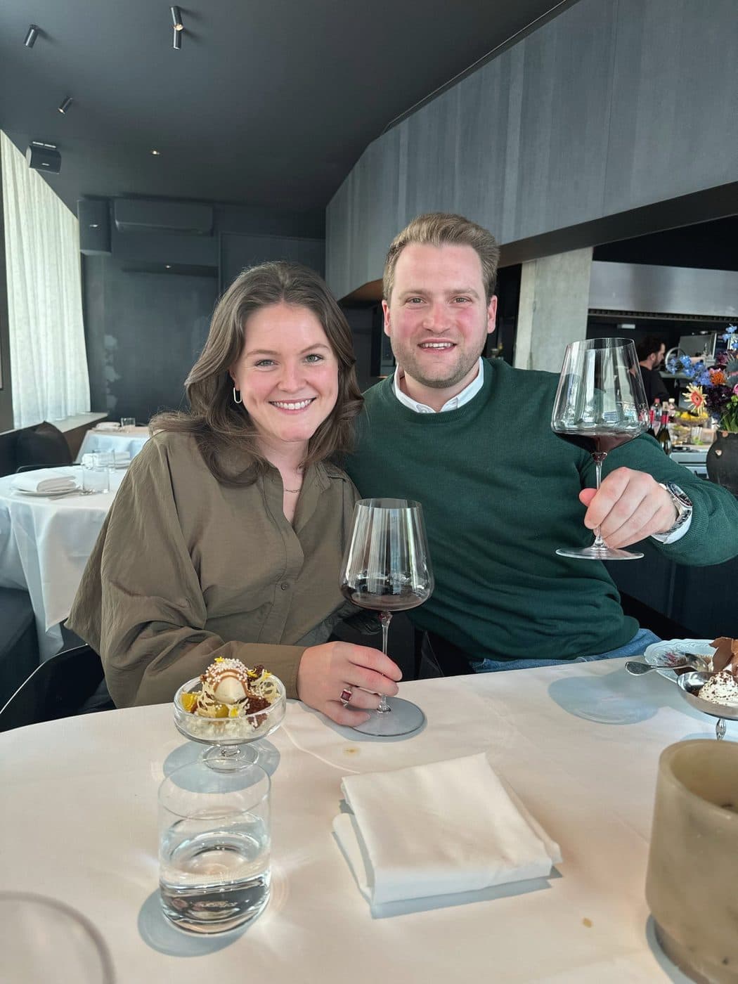 Twee collega's klinken tijdens een incentive-diner