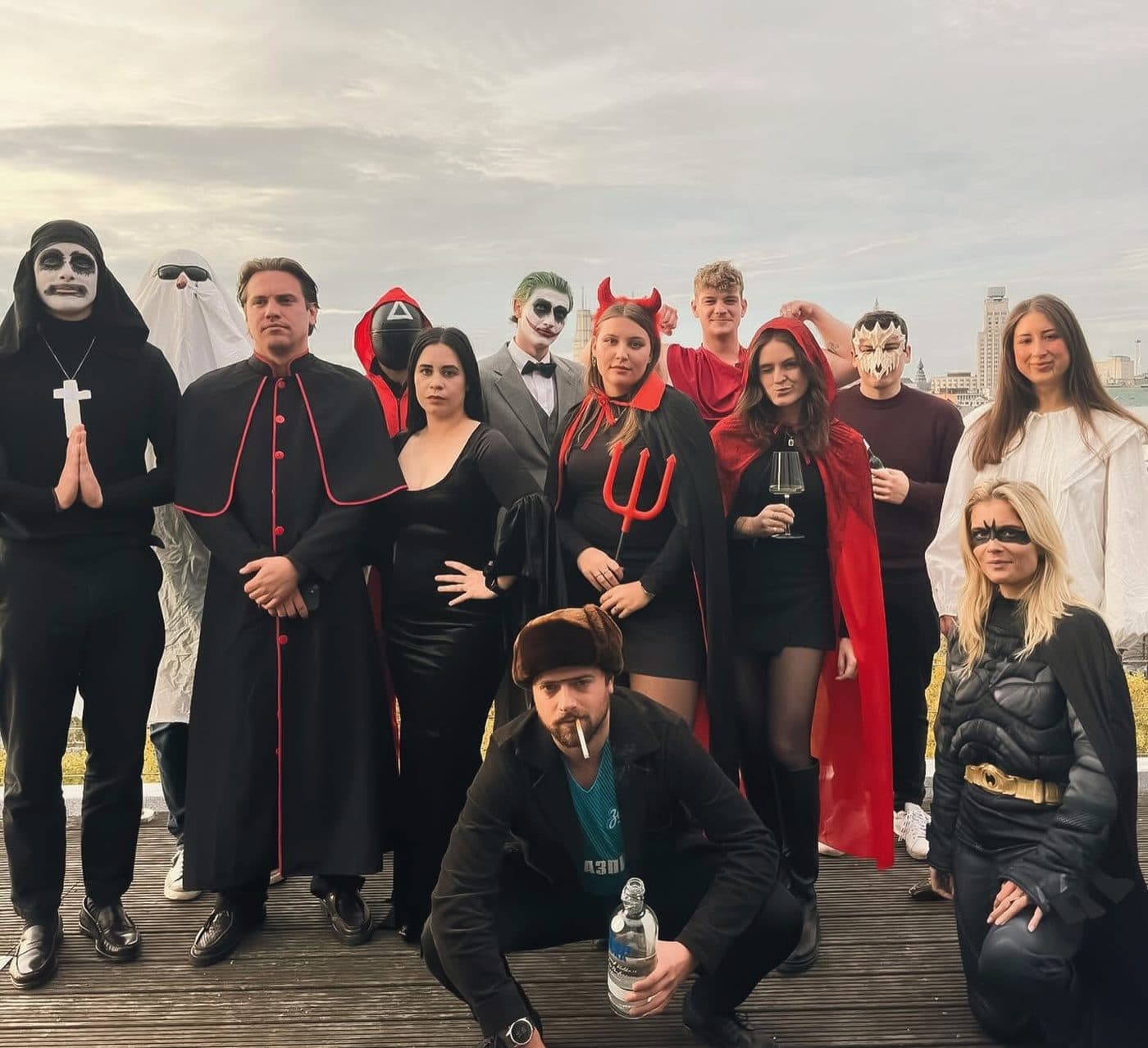 Collega's verkleed voor Halloween op het dakterras
