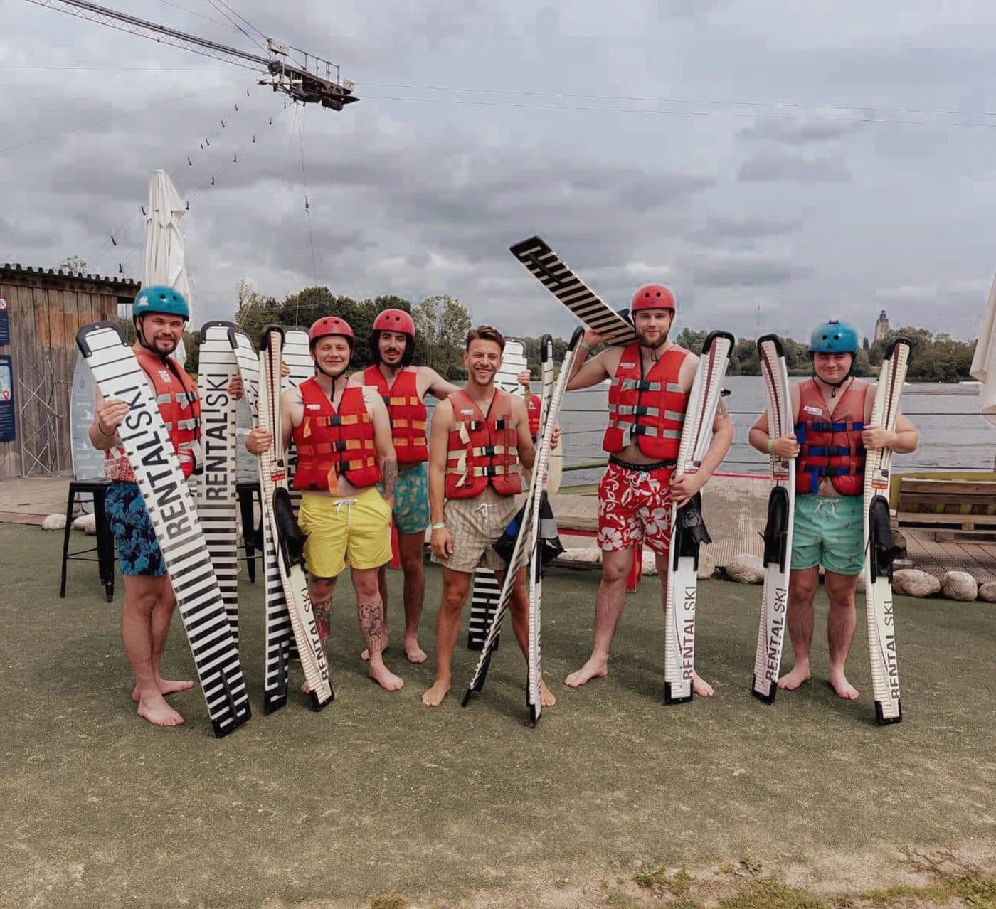 Collega's in zwemvest met hun waterski's