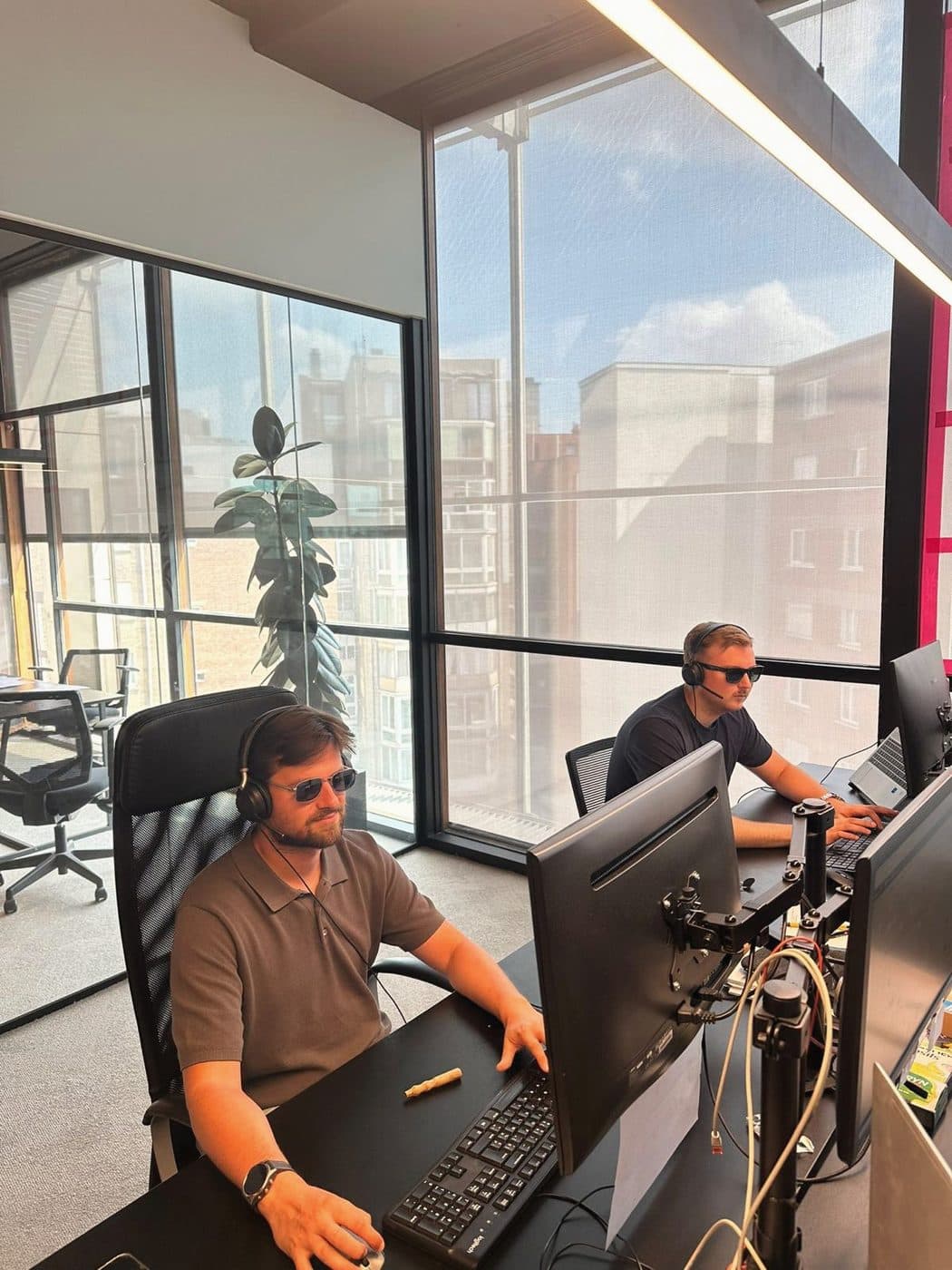 Twee recruiters bellen met een zonnebril op